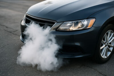 Mi auto echa humo blanco y huele a quemado